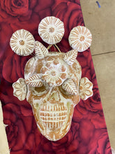 Load image into Gallery viewer, CL skull plaque with flowers
