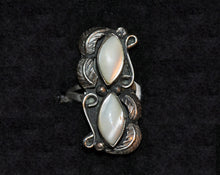 Load image into Gallery viewer, Vintage Sterling Silver Ring with White Agate
